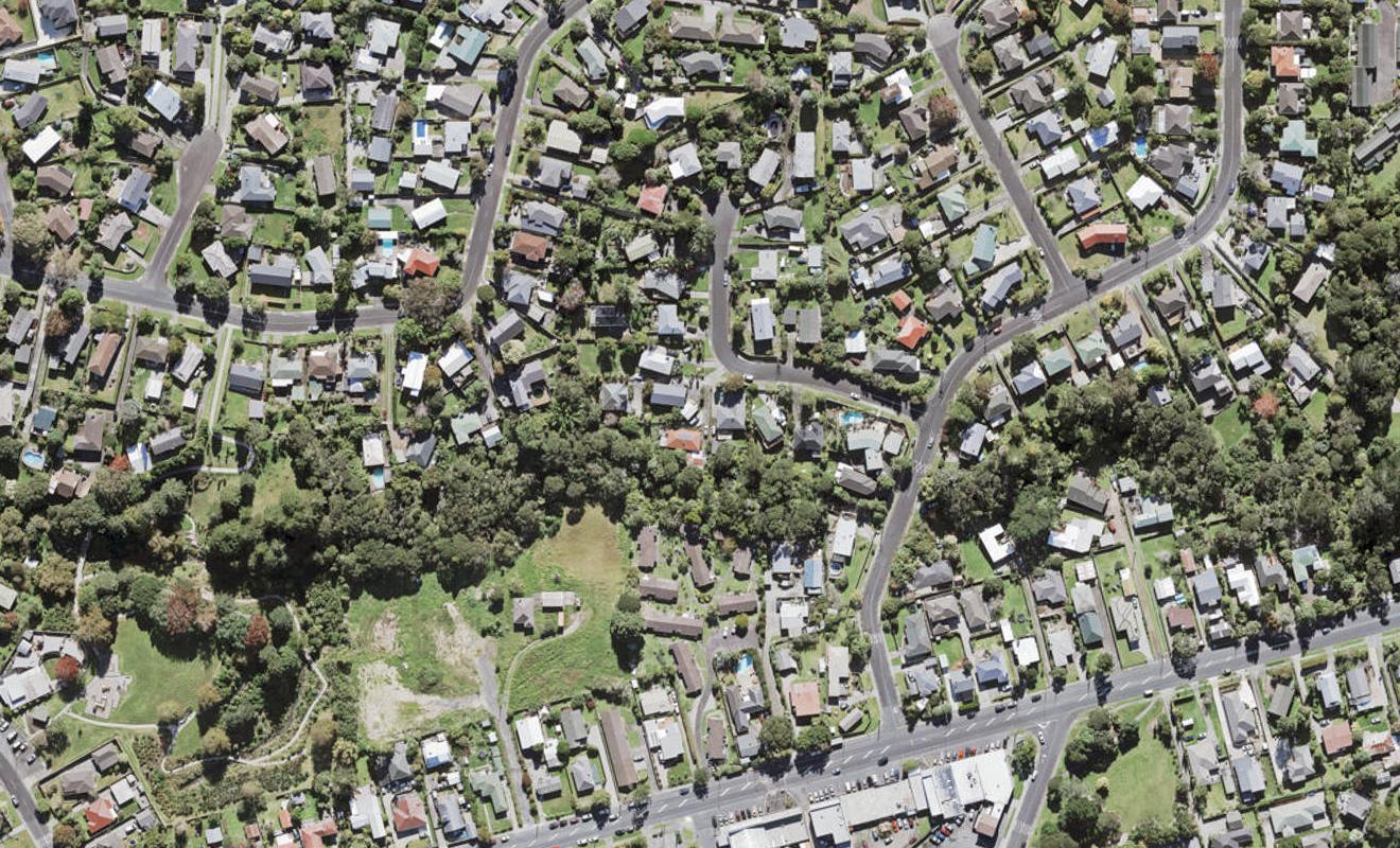 10 Thuja Street, Green Bay, Auckland - Carousel 1
