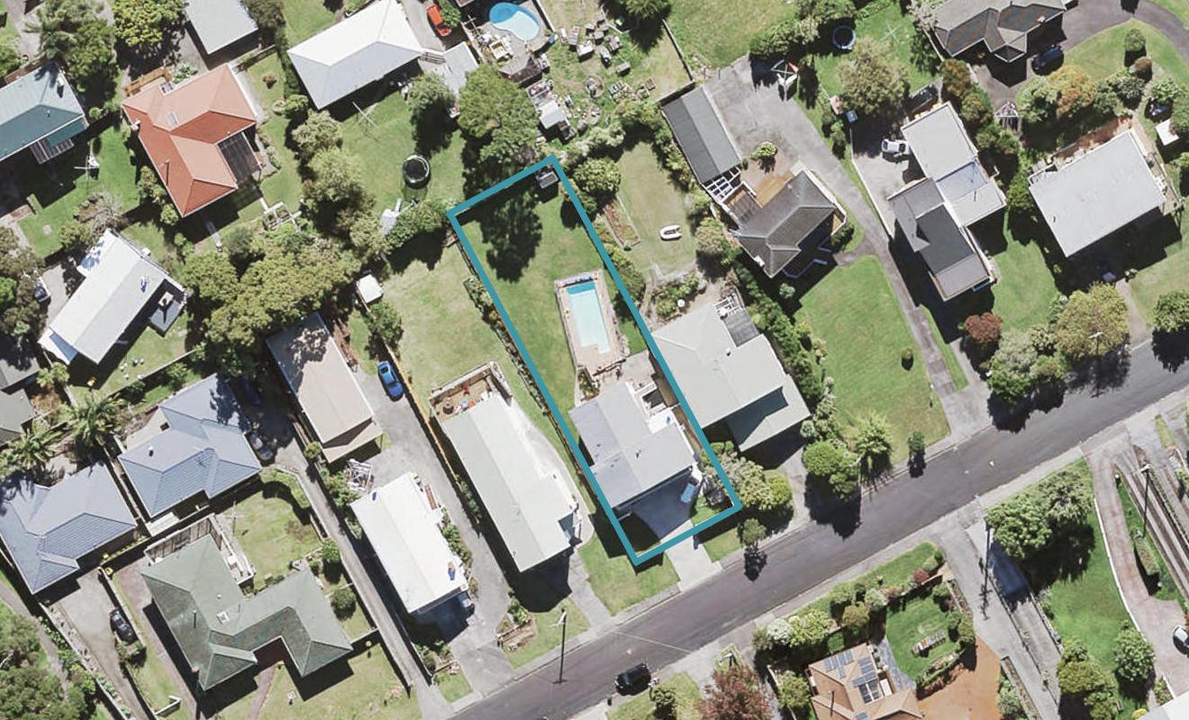81 Cliff View Drive, Green Bay, Auckland - Carousel 1