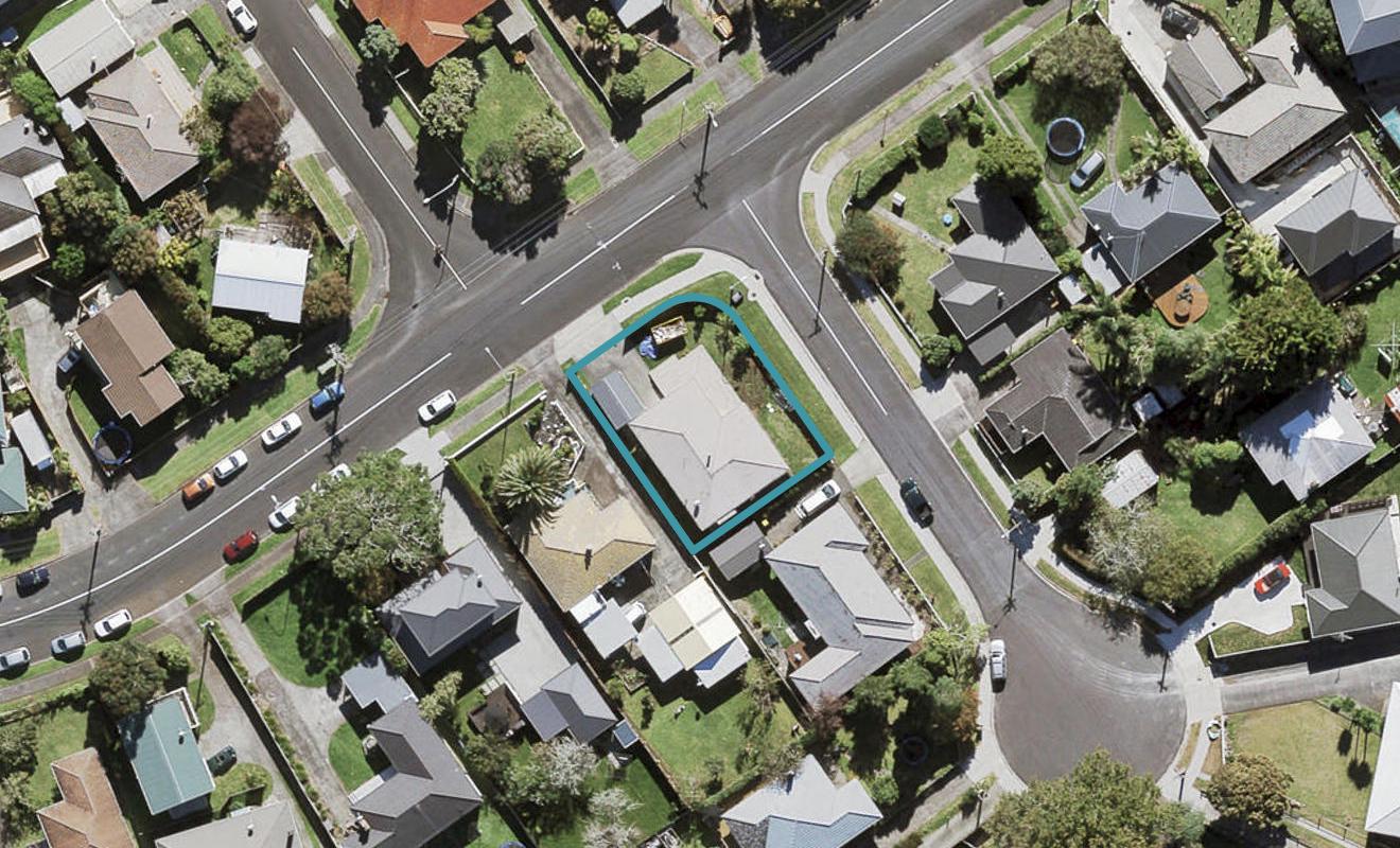 20 Gloria Avenue, Te Atatu Peninsula, Auckland - Carousel 1