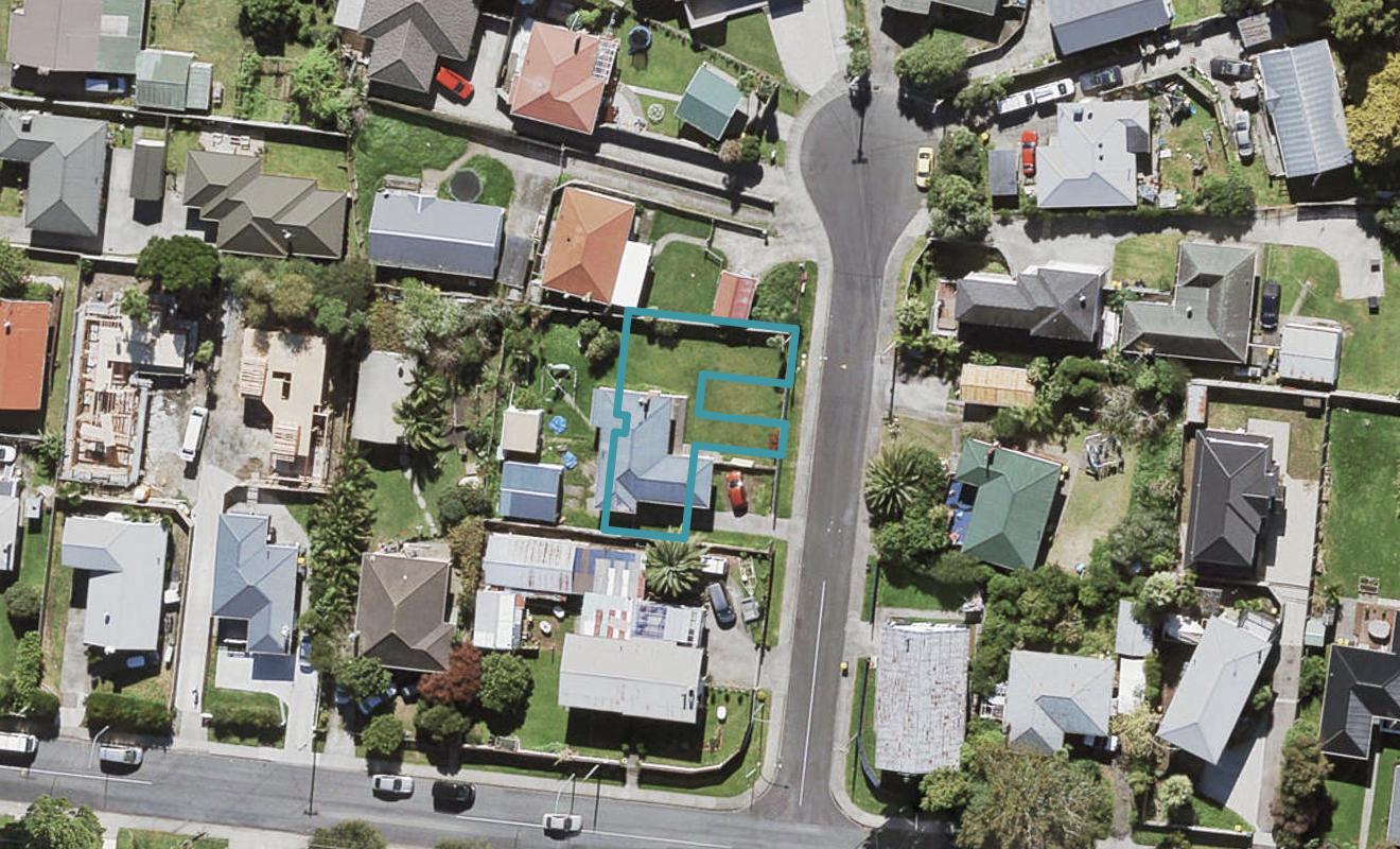 8/4 Harry Ward Place, Henderson, Auckland - Carousel 1