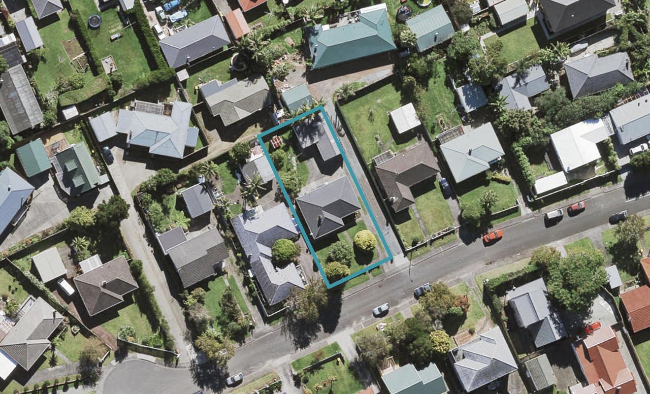 9 Mickle Street, Te Atatu South, Auckland - Carousel 1