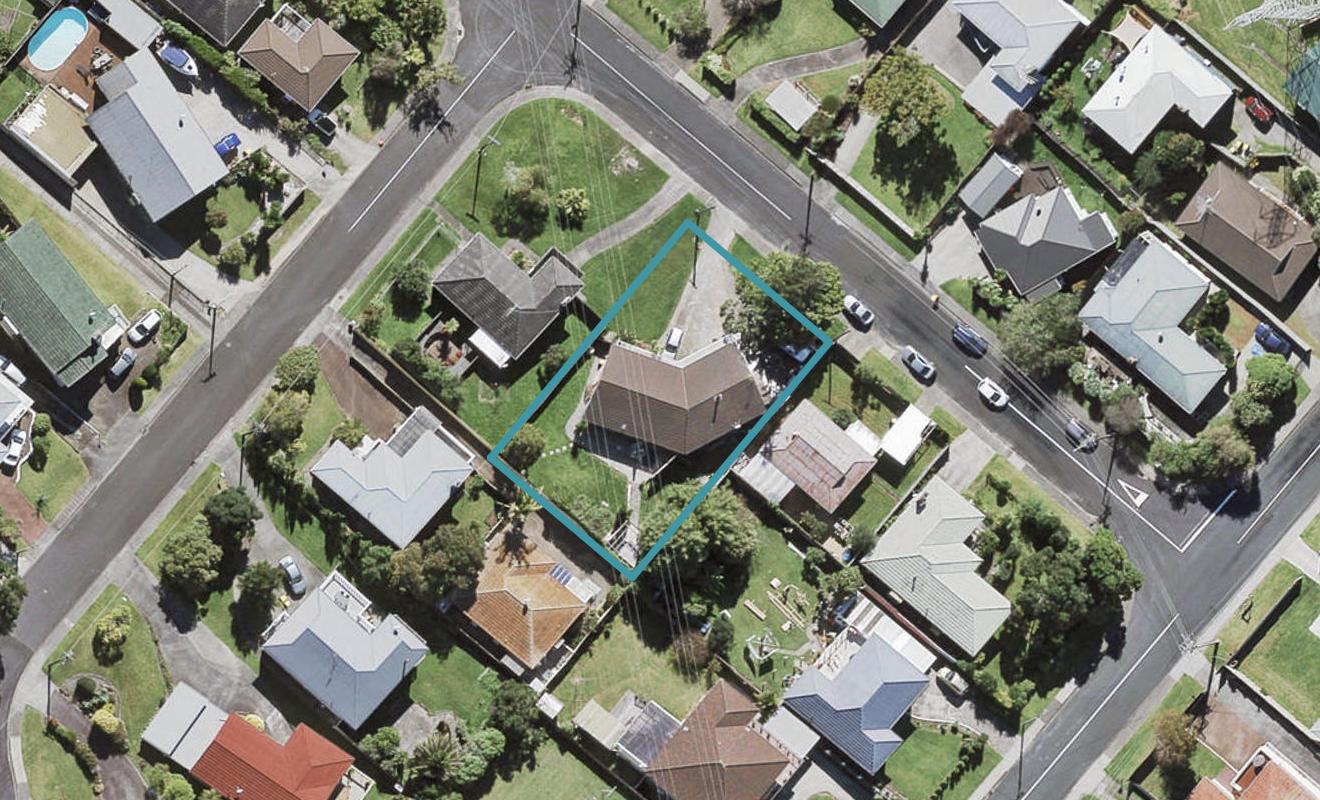 13 Wakeling Avenue, Te Atatu South, Auckland - Carousel 1