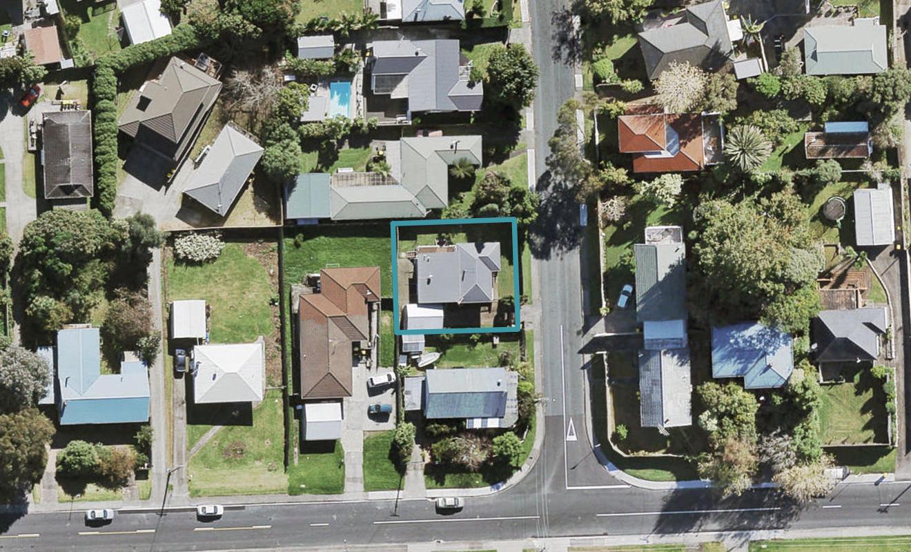 2 Bayside Avenue, Te Atatu Peninsula, Auckland - Carousel 1