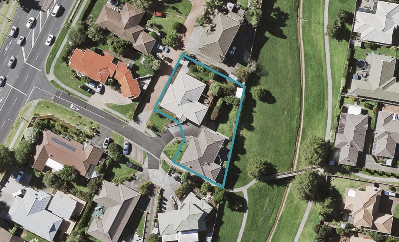 2/18 Vesca Place, Golflands, Auckland - Carousel 1