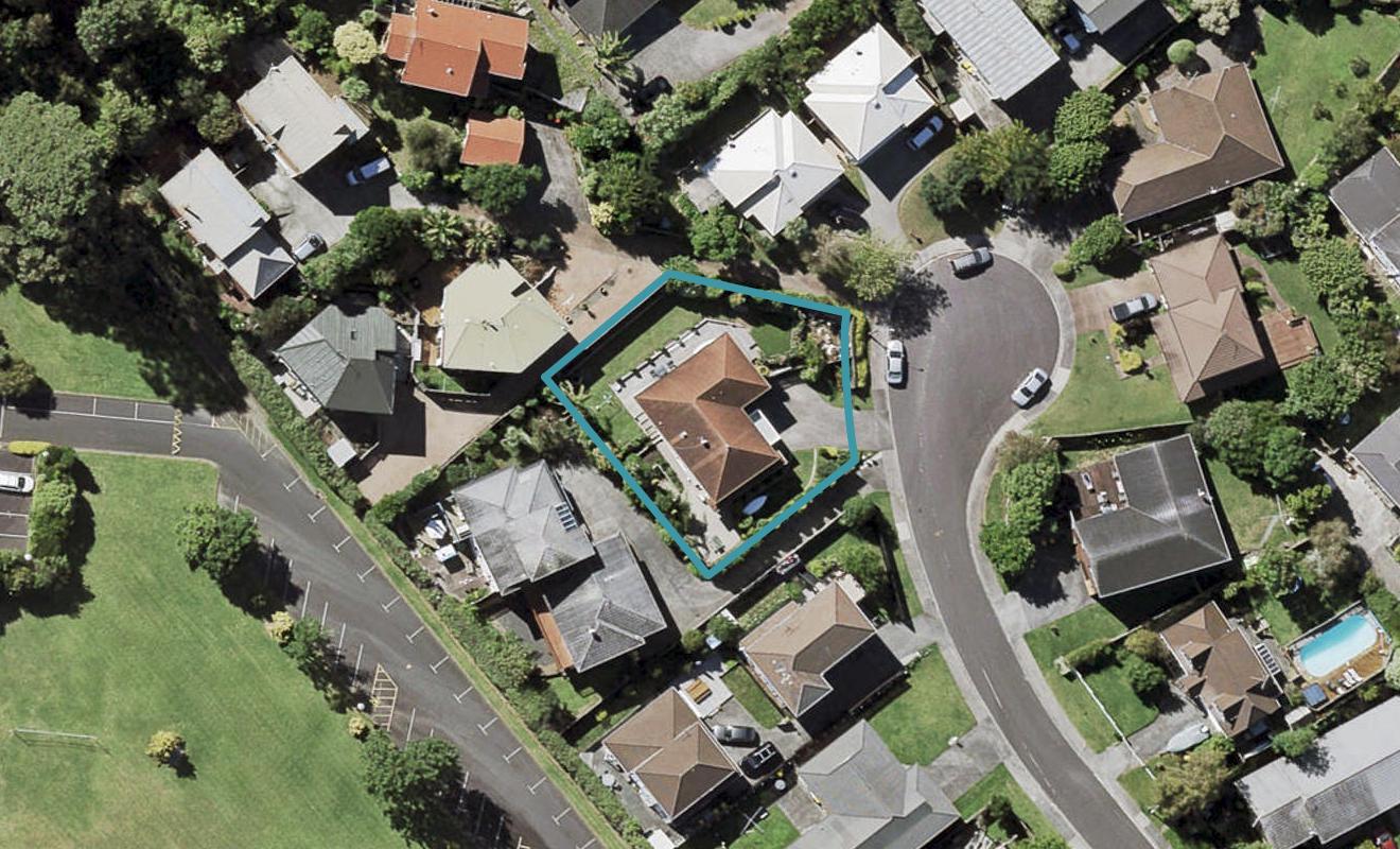 10 Strabo Place, Windsor Park, Auckland - Carousel 1