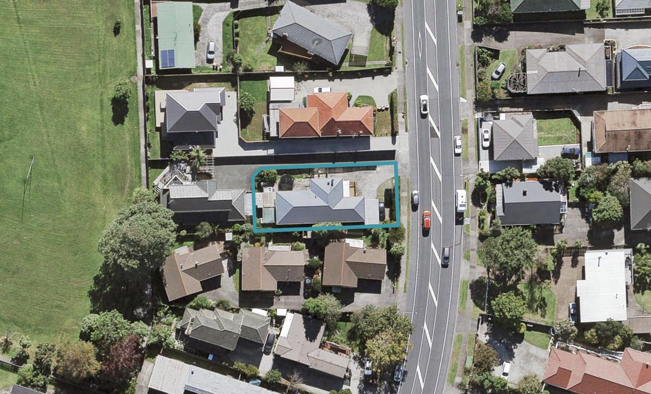 242 Te Atatu Road, Te Atatu South, Auckland - Carousel 1