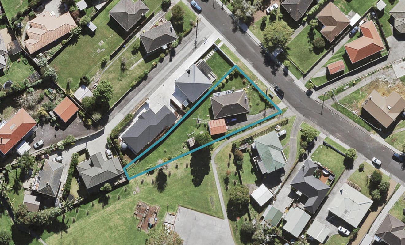 21 Mackenzie Street, Te Atatu South, Auckland - Carousel 1