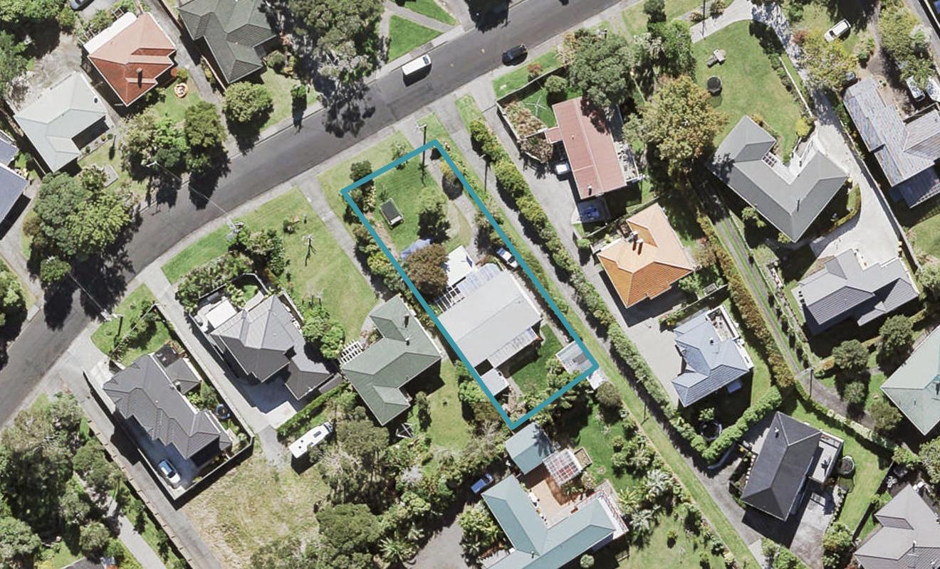 164 Cliff View Drive, Green Bay, Auckland - Carousel 1