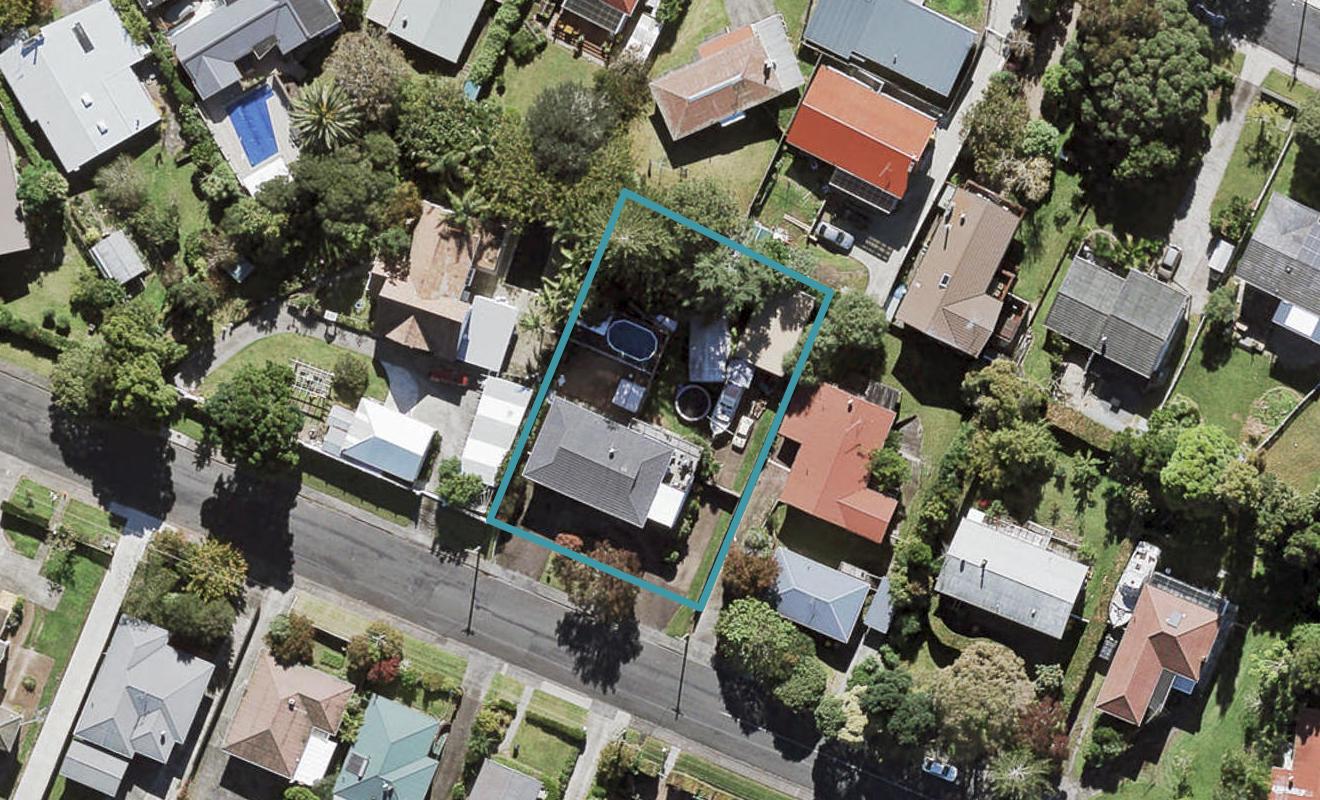 7 Bridge Avenue, Te Atatu South, Auckland - Carousel 1