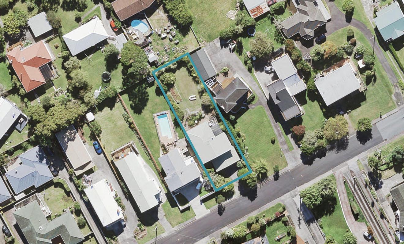 79 Cliff View Drive, Green Bay, Auckland - Carousel 1