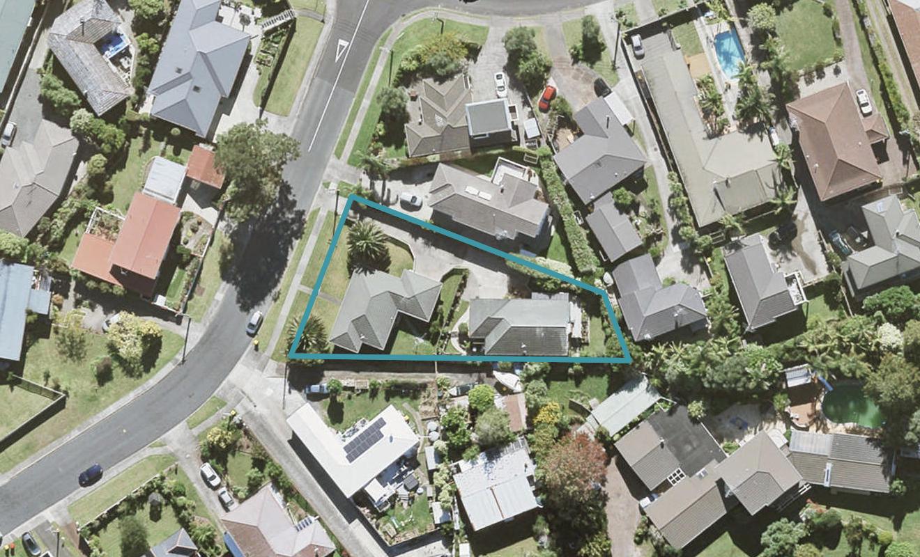 2/2 Law Street, Torbay, Auckland - Carousel 1