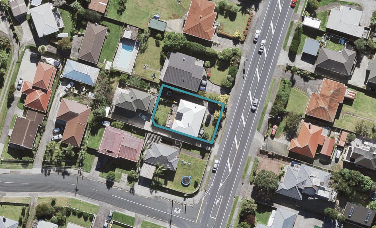 218 Te Atatu Road, Te Atatu South, Auckland - Carousel 1