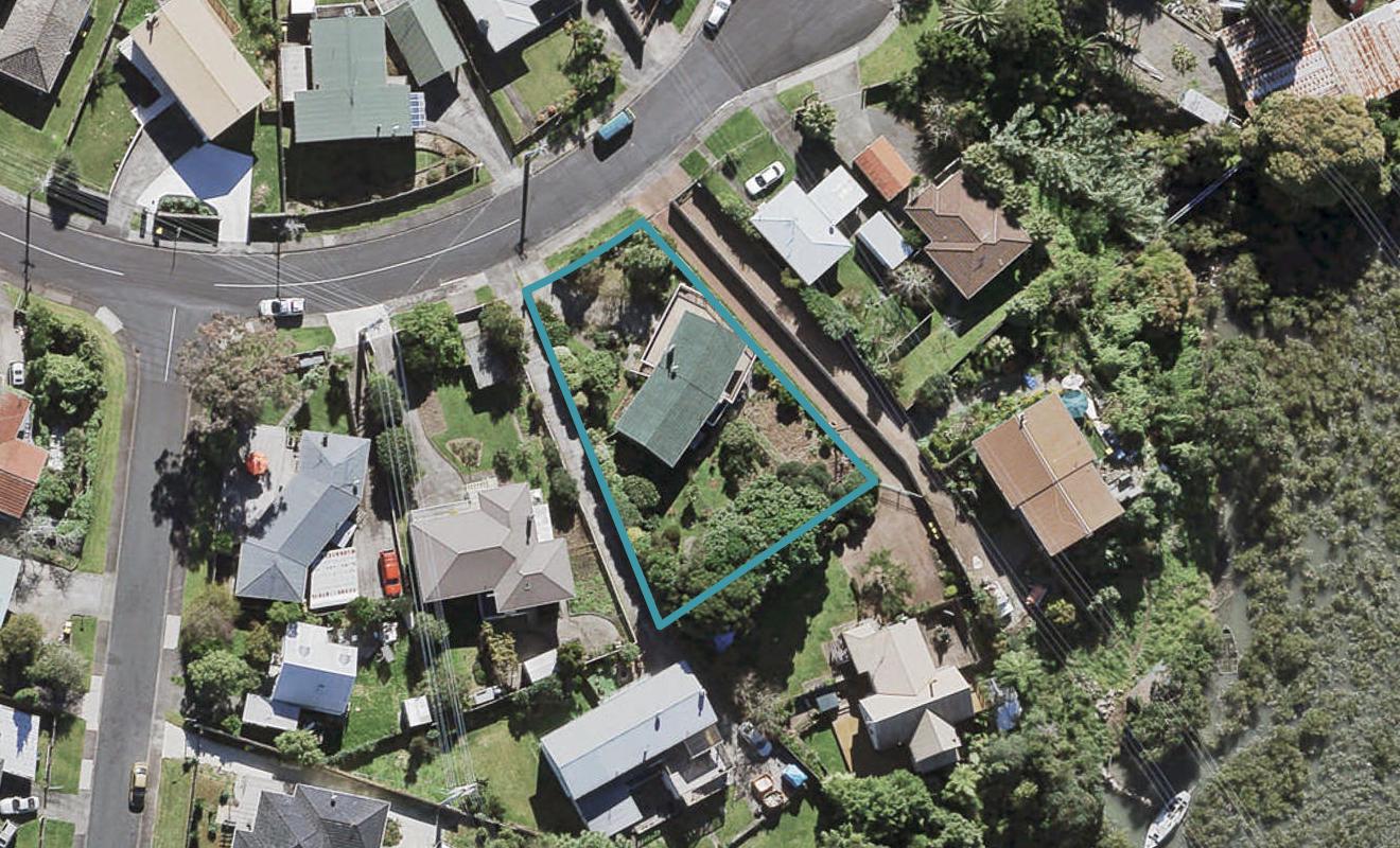 15 Meadow Crescent, Te Atatu South, Auckland - Carousel 1