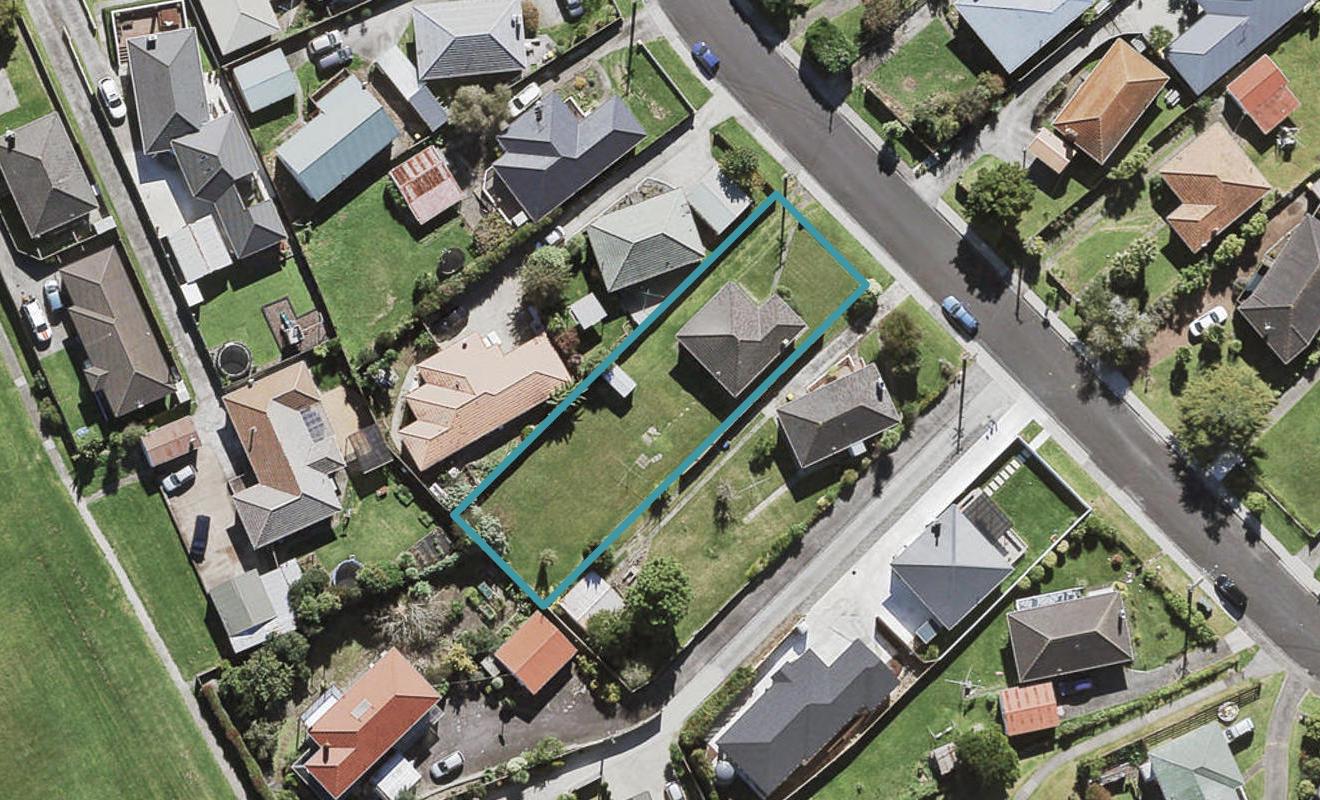 9 Mackenzie Street, Te Atatu South, Auckland - Carousel 1