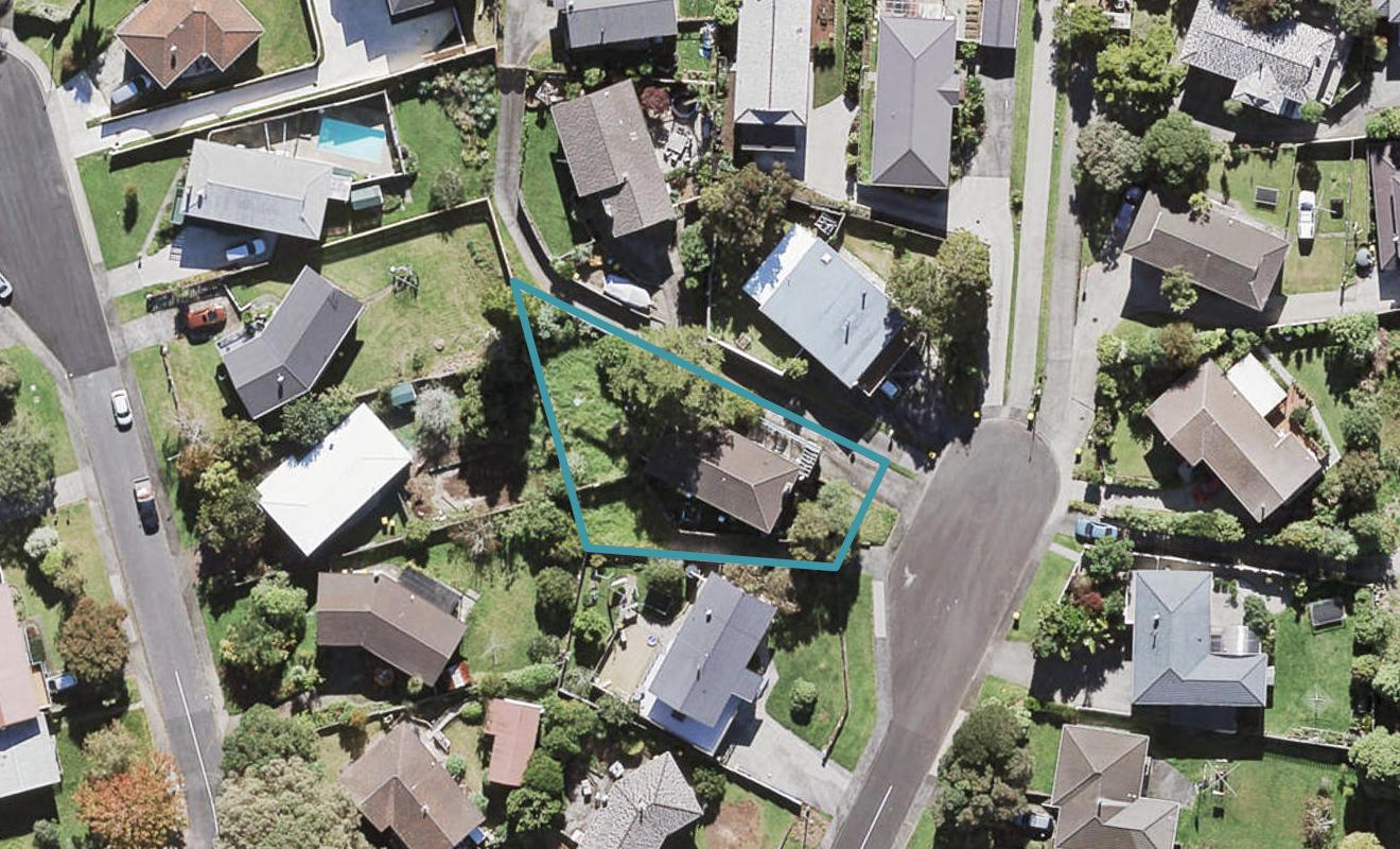 6 Halcombe Place, Green Bay, Auckland - Carousel 1