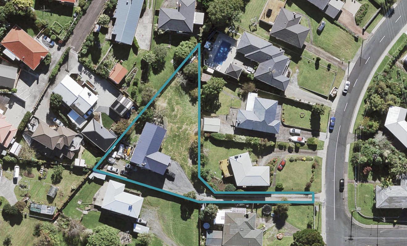38 Tiroroa Avenue, Te Atatu South, Auckland - Carousel 1
