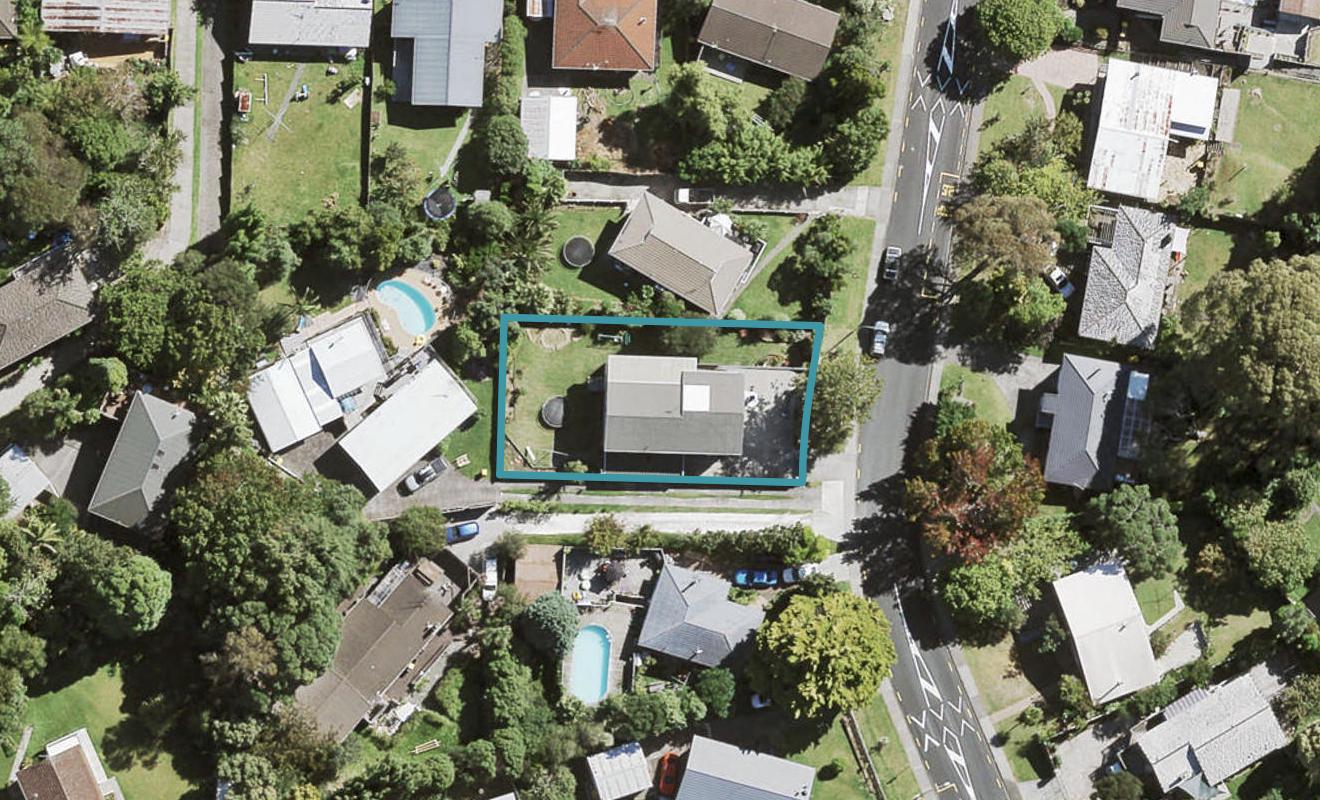 12 Castleford Street, Green Bay, Auckland - Carousel 1