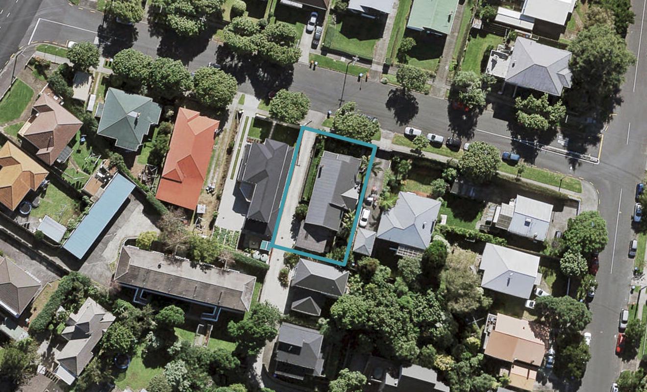 4 Bournemouth Avenue, Sandringham, Auckland - Carousel 1