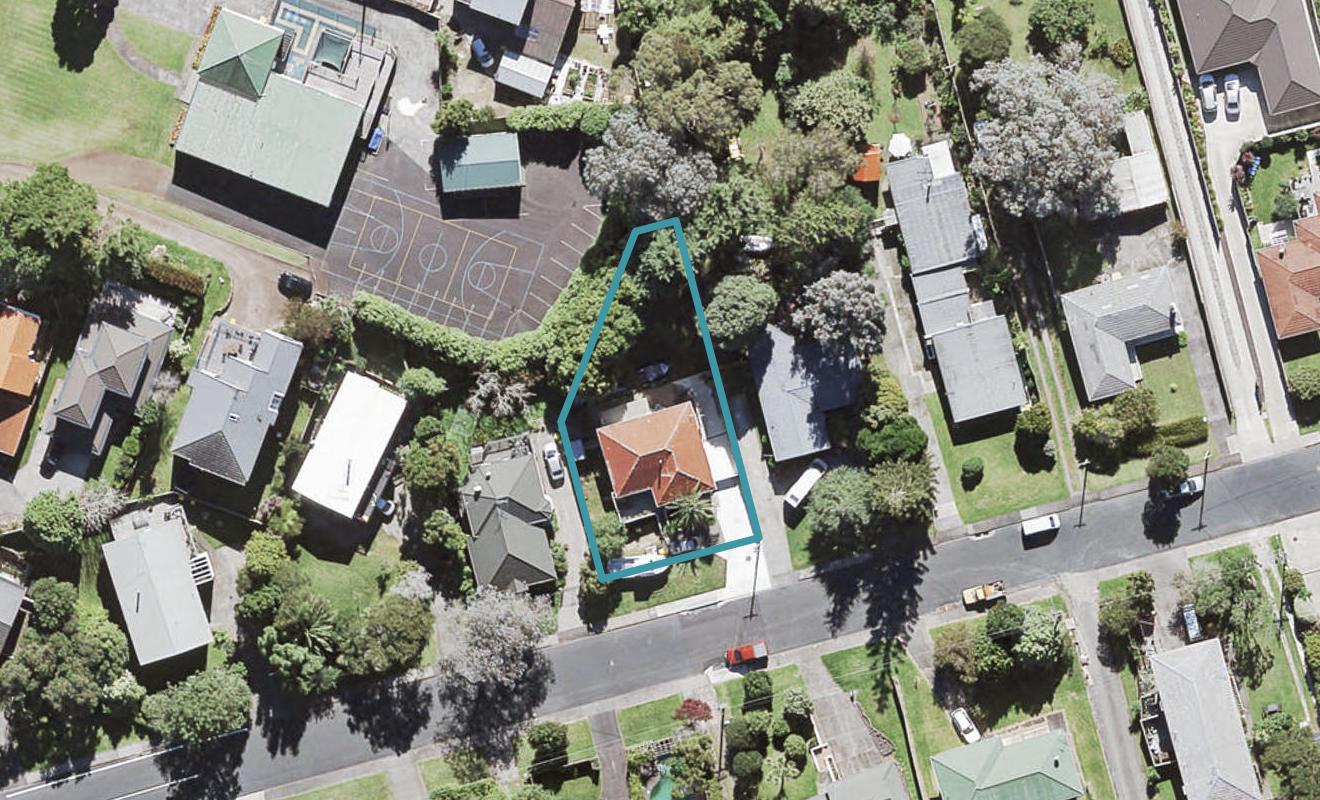 43 Cliff View Drive, Green Bay, Auckland - Carousel 1