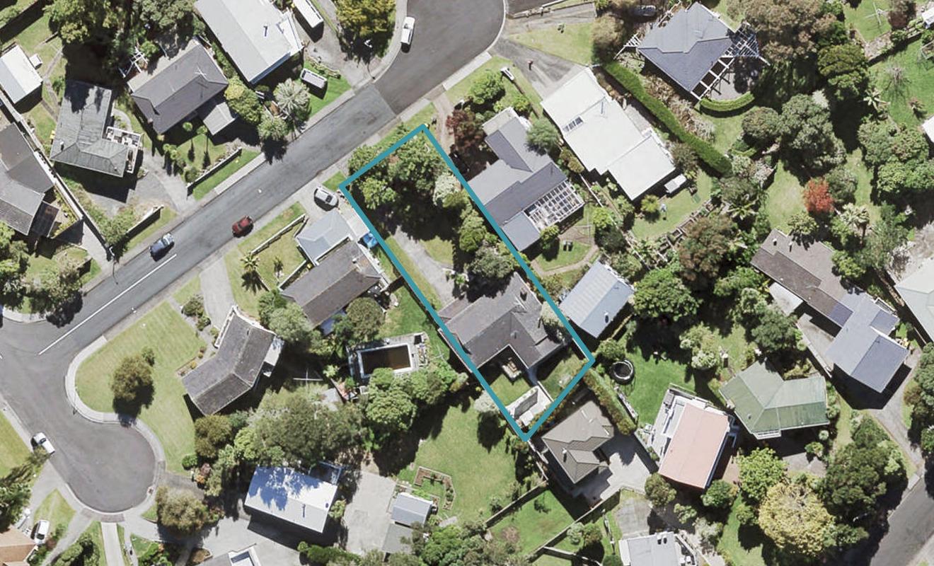 6 Glenroy Place, Green Bay, Auckland - Carousel 1