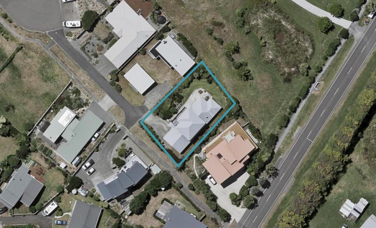 35 Pharazyn Avenue, Waikanae Beach, Waikanae - Carousel 1