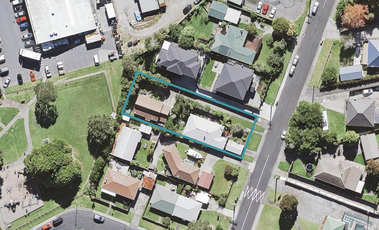 1/7 Vardon Road, Green Bay, Auckland - Carousel 1