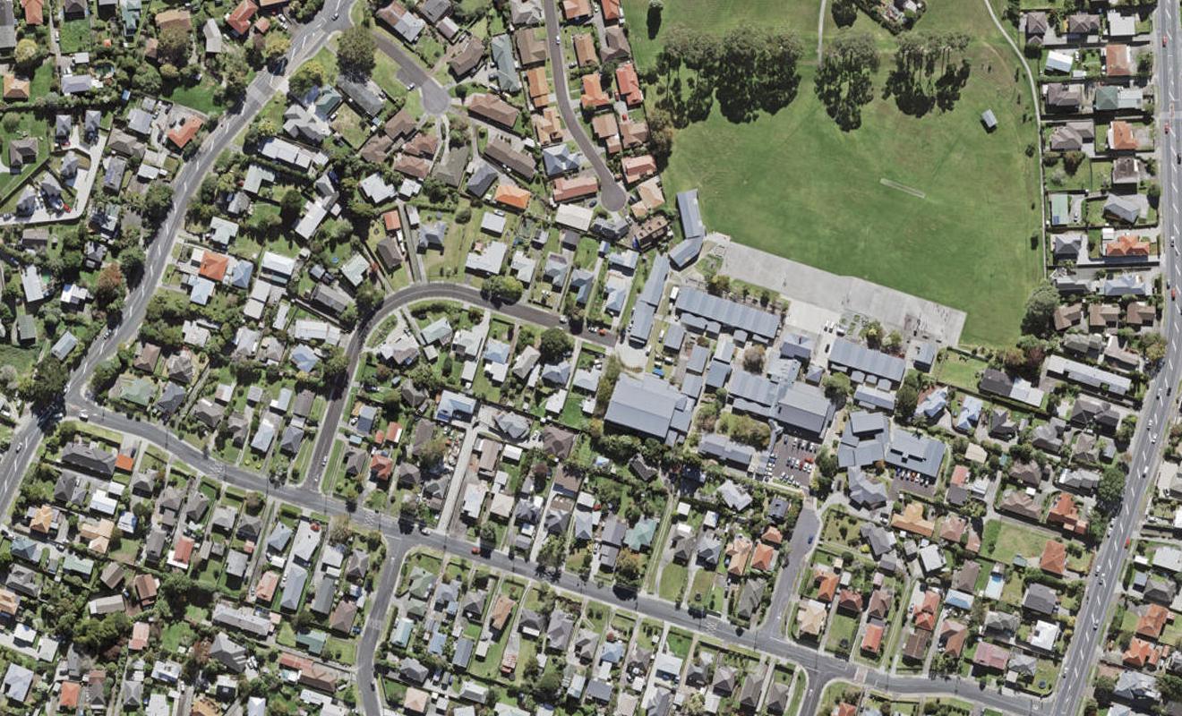 17 Ozich Avenue, Te Atatu South, Auckland - Carousel 1