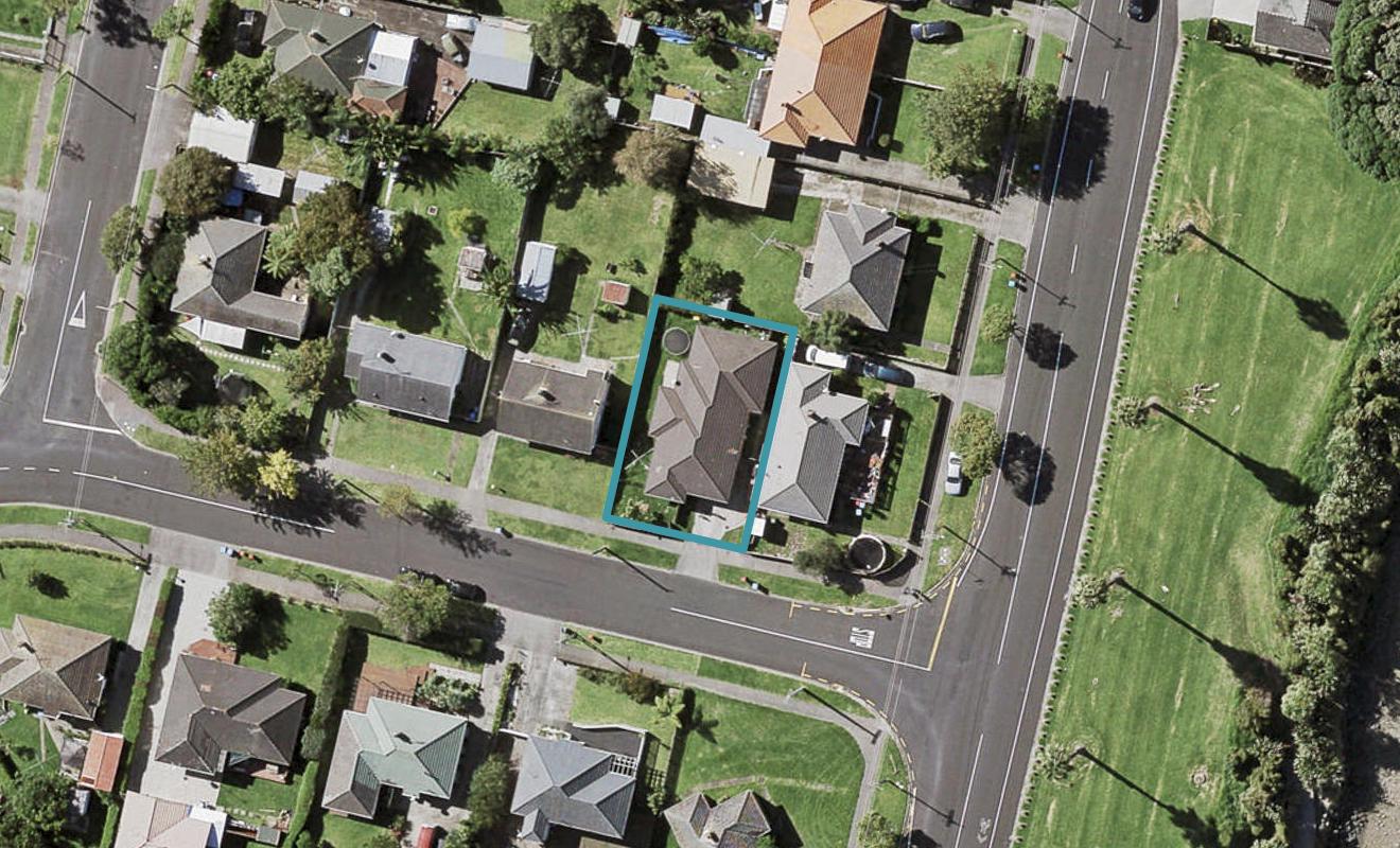 24 Tuakiri Street, Point England, Auckland - Carousel 1