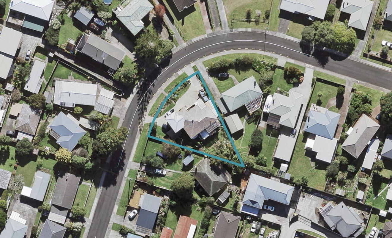 5 Ozich Avenue, Te Atatu South, Auckland - Carousel 1
