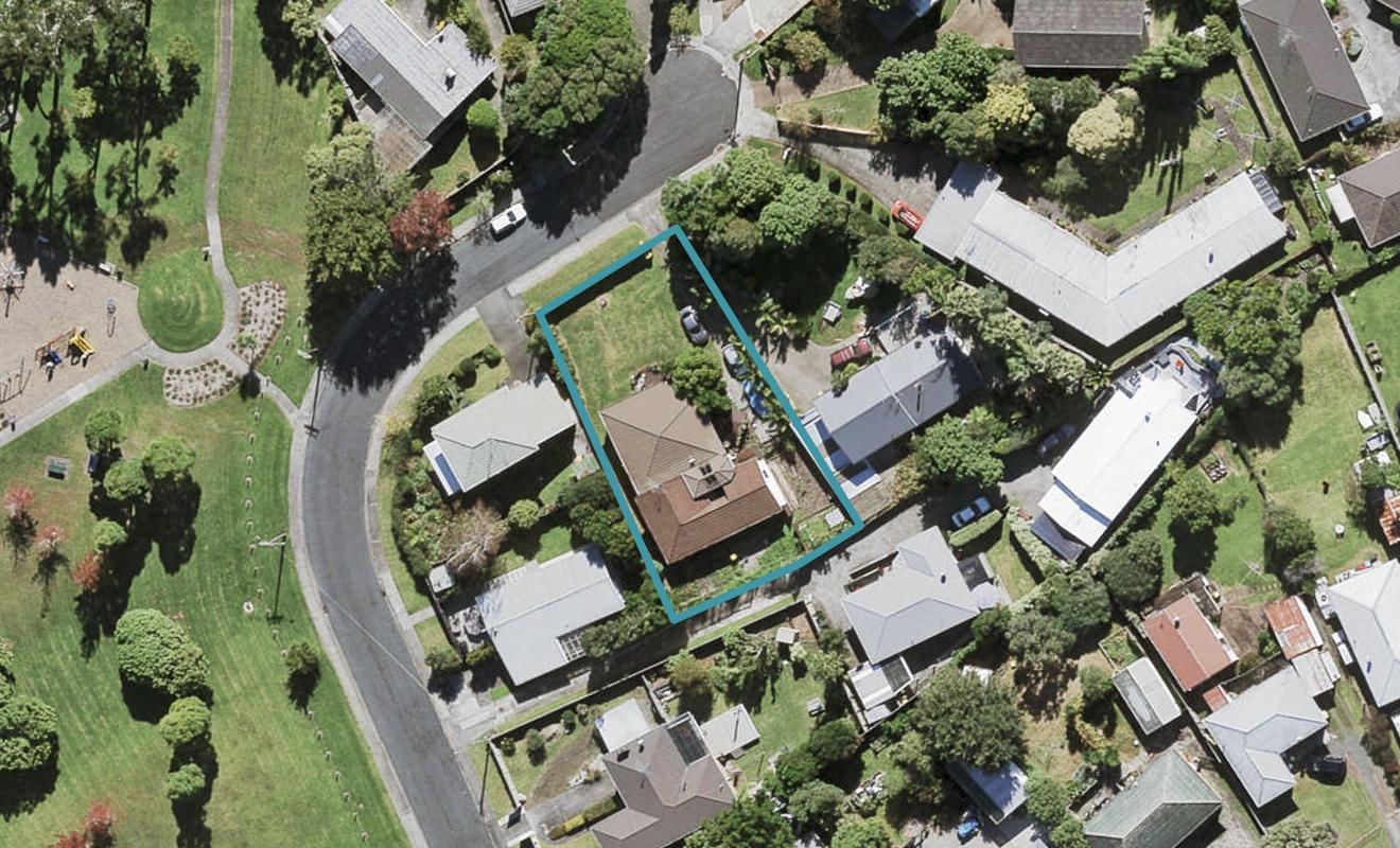 9 Porter Avenue, Te Atatu South, Auckland - Carousel 1