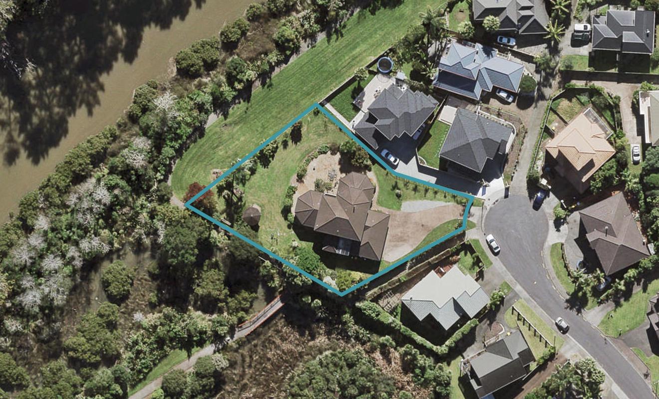 25 Blethyn Place, Te Atatu South, Auckland - Carousel 1