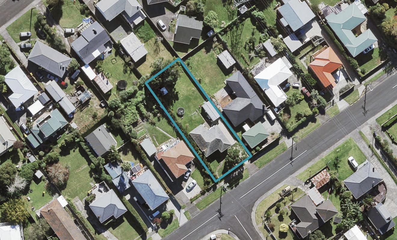 46 Roberts Road, Te Atatu South, Auckland - Carousel 1