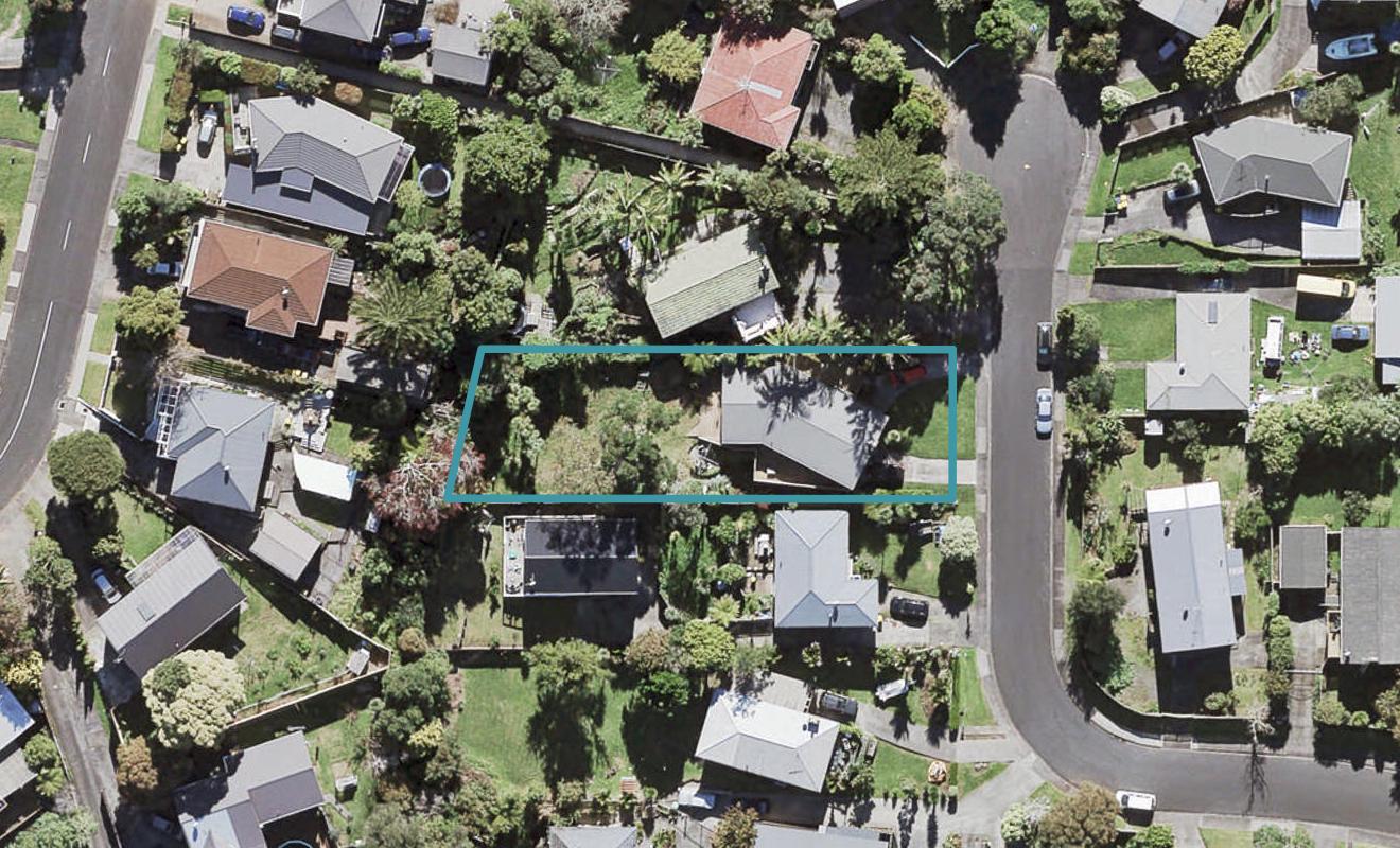 18 Thuja Street, Green Bay, Auckland - Carousel 1