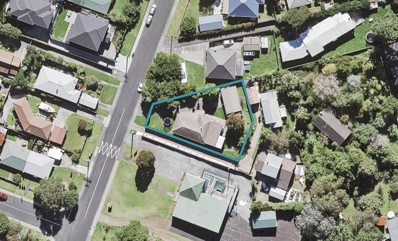 10 Vardon Road, Green Bay, Auckland - Carousel 1