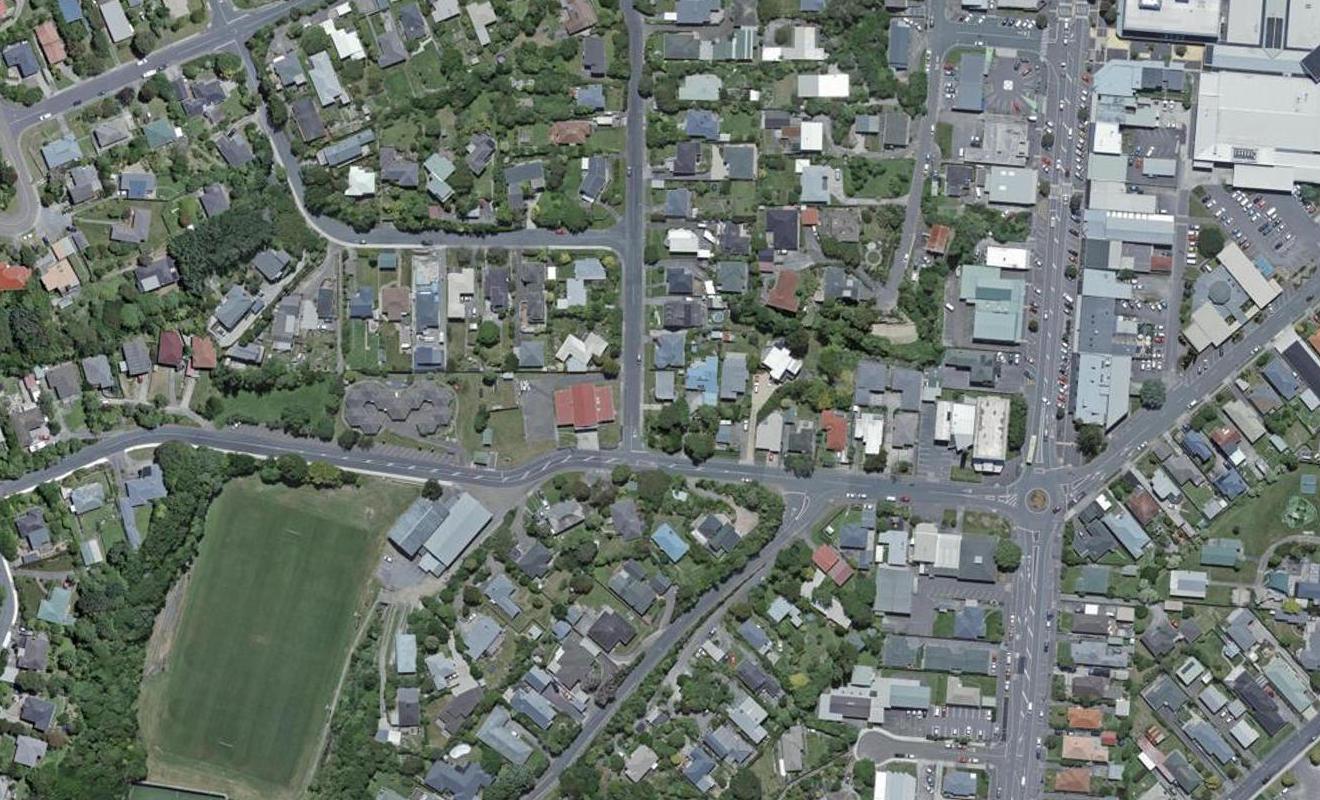 1 Roy Street, Tawa, Wellington - Carousel 1