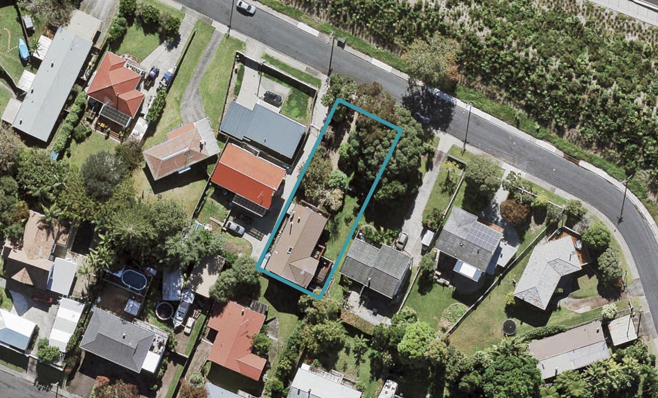 15 Alwyn Avenue, Te Atatu South, Auckland - Carousel 1