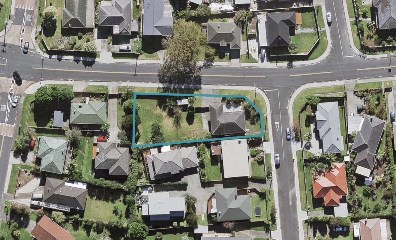 1 Castaing Crescent, Te Atatu South, Auckland - Carousel 1
