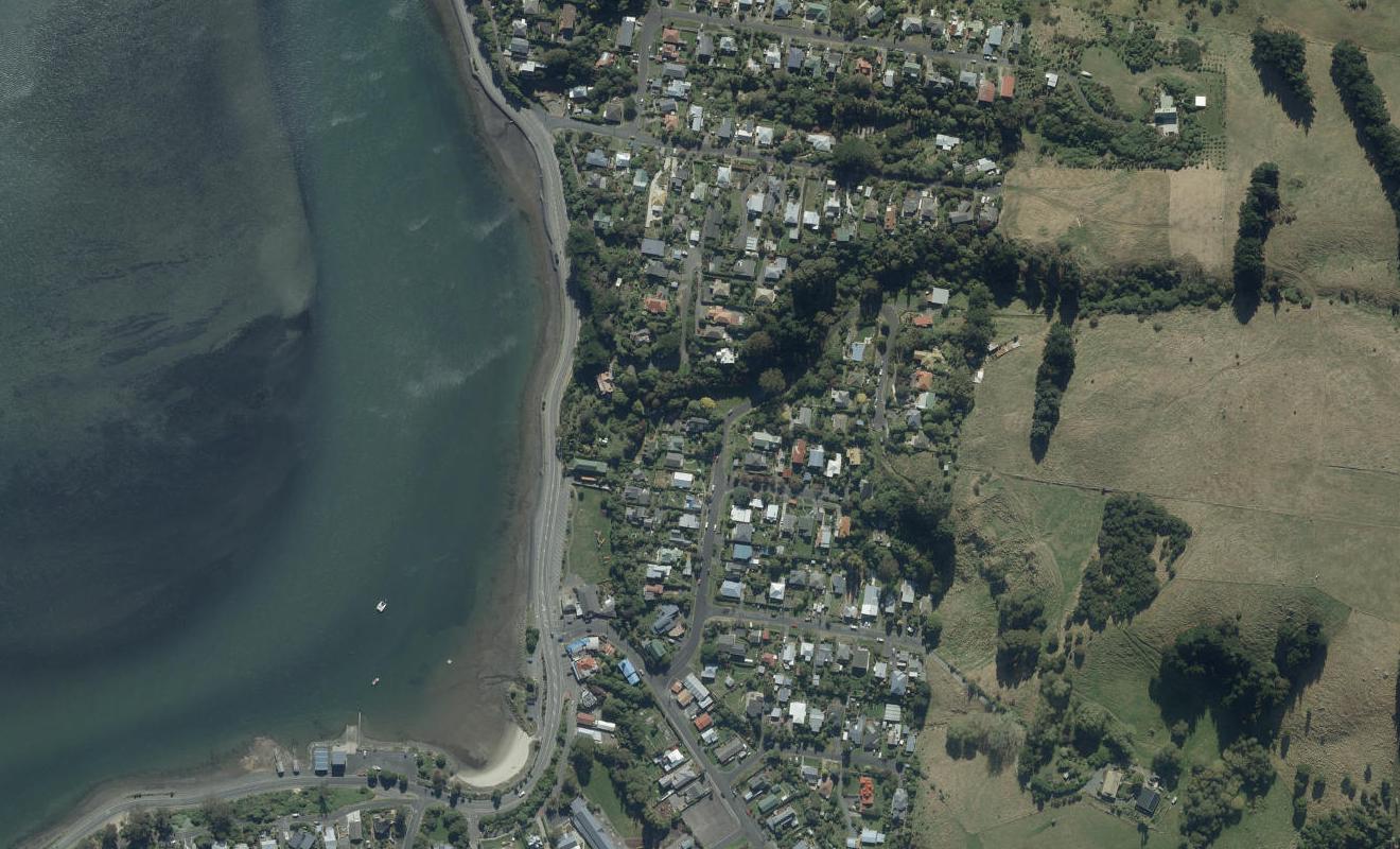 19 Wharfdale Street, Macandrew Bay, Dunedin - Carousel 1