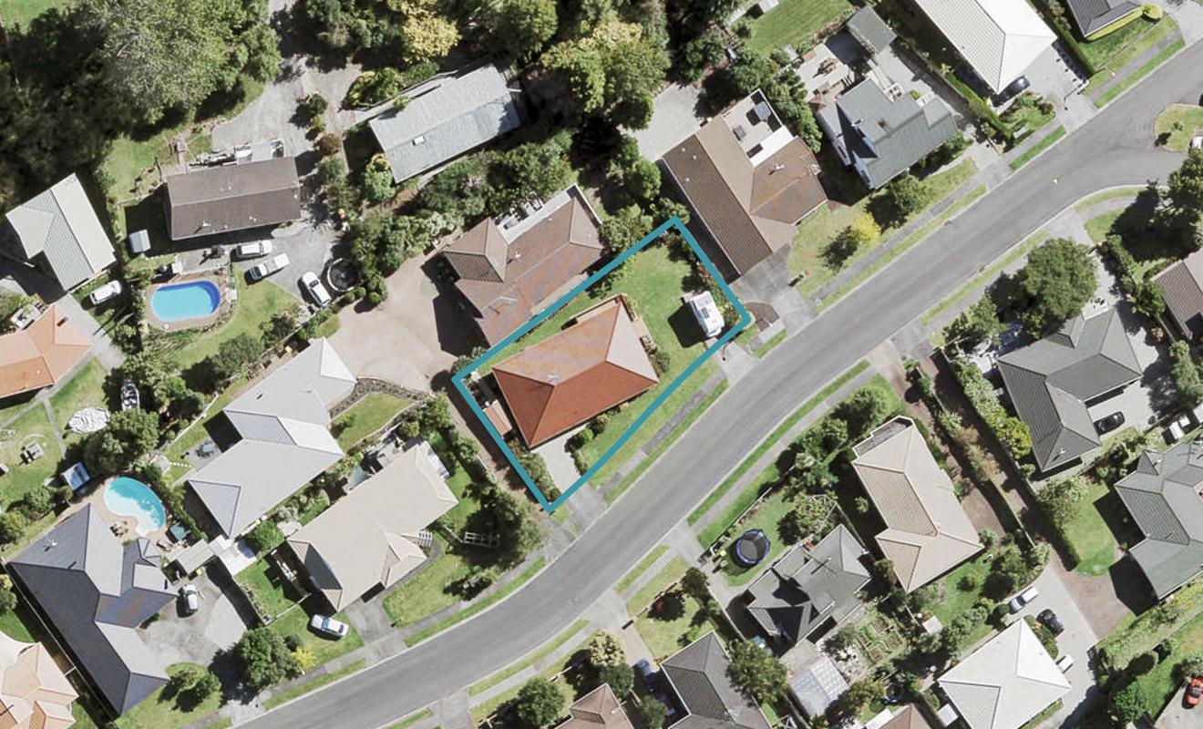 18 Taupiko Place, Green Bay, Auckland - Carousel 1