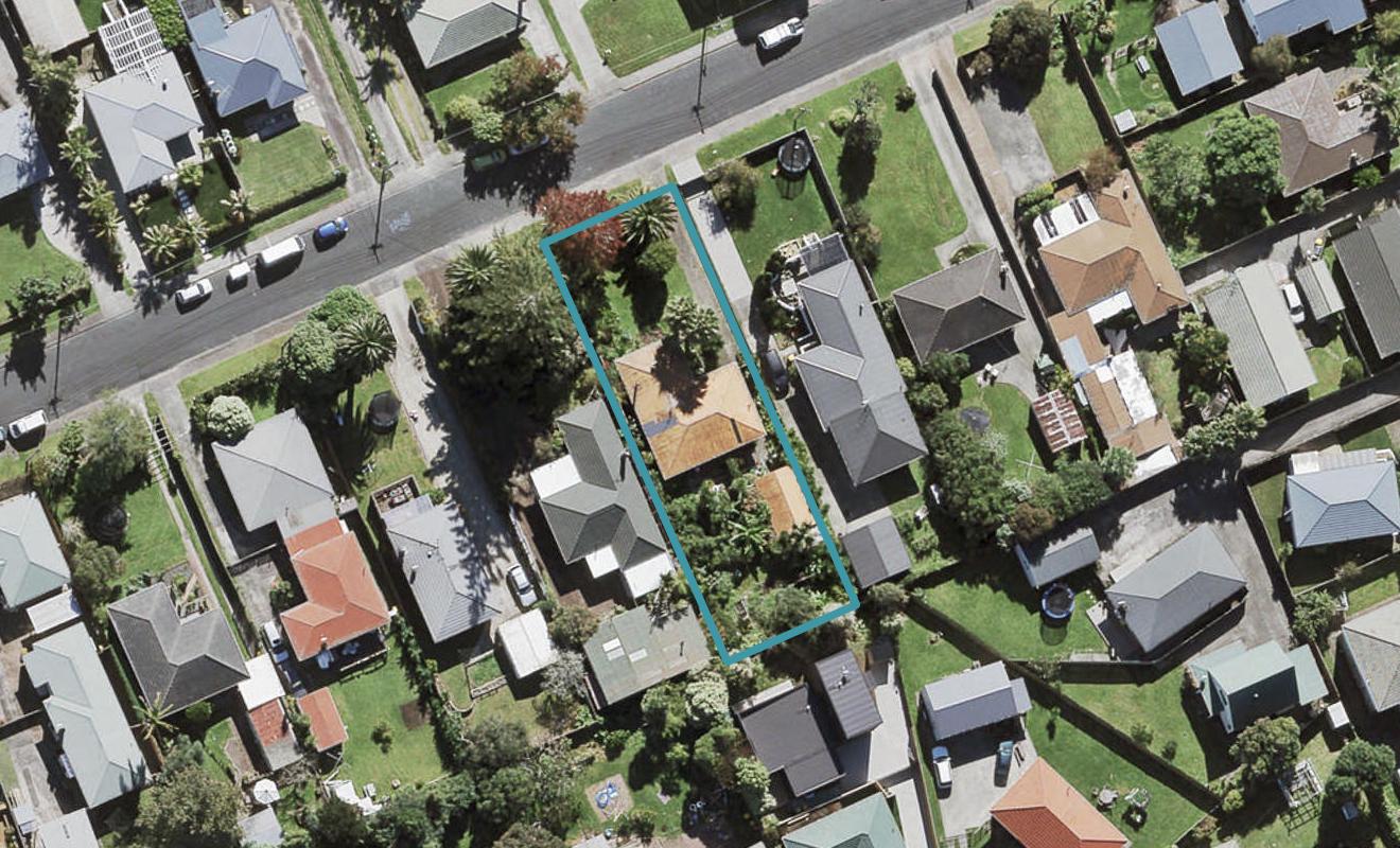 8 Amberley Avenue, Te Atatu South, Auckland - Carousel 1