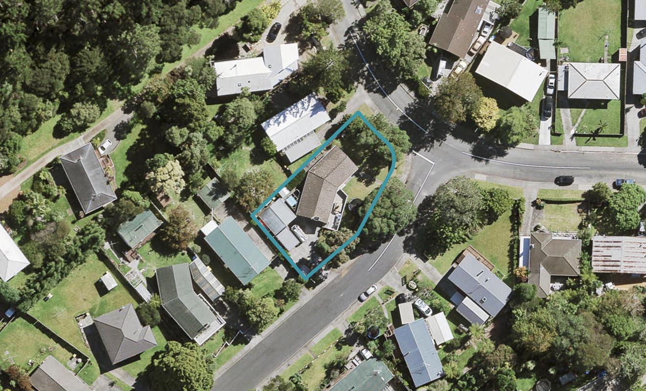 1 Staincross Street, Green Bay, Auckland - Carousel 1