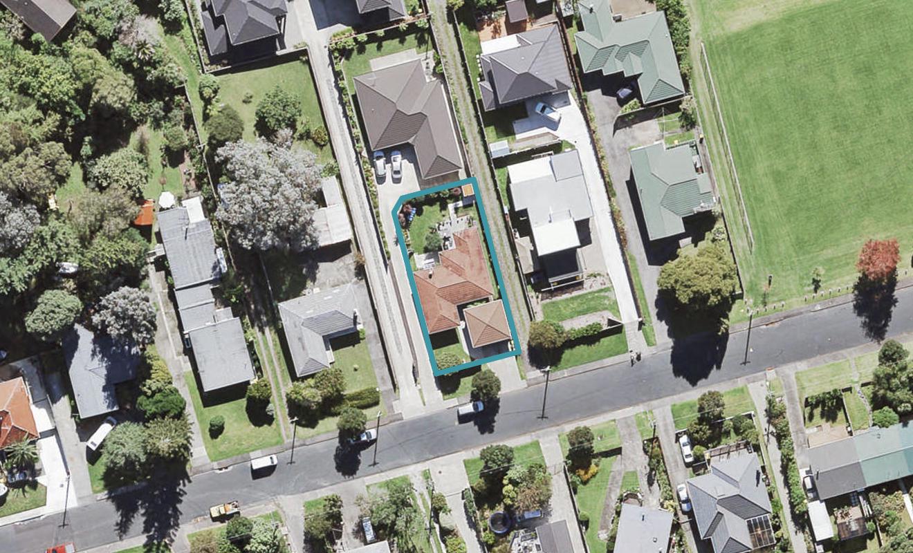 31 Cliff View Drive, Green Bay, Auckland - Carousel 1