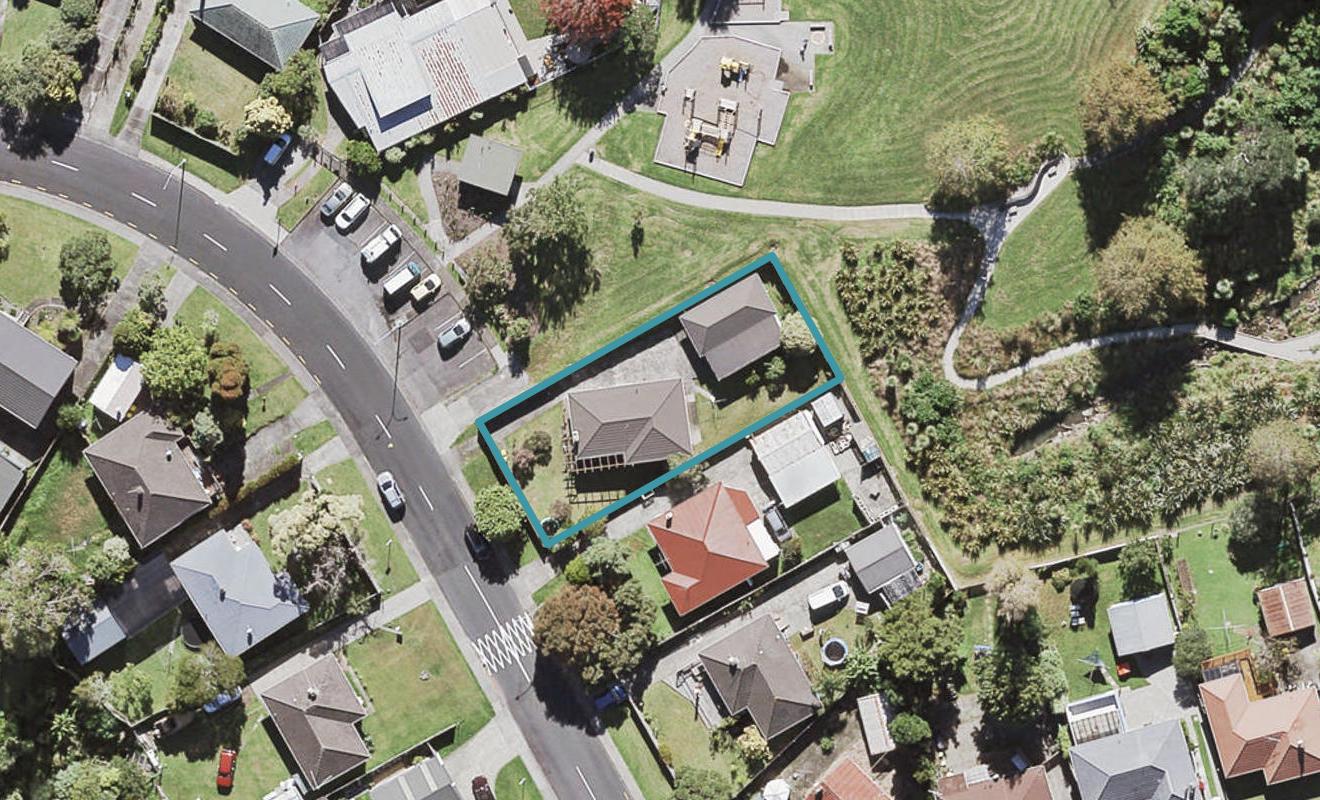 8 La Rosa Street, Green Bay, Auckland - Carousel 1