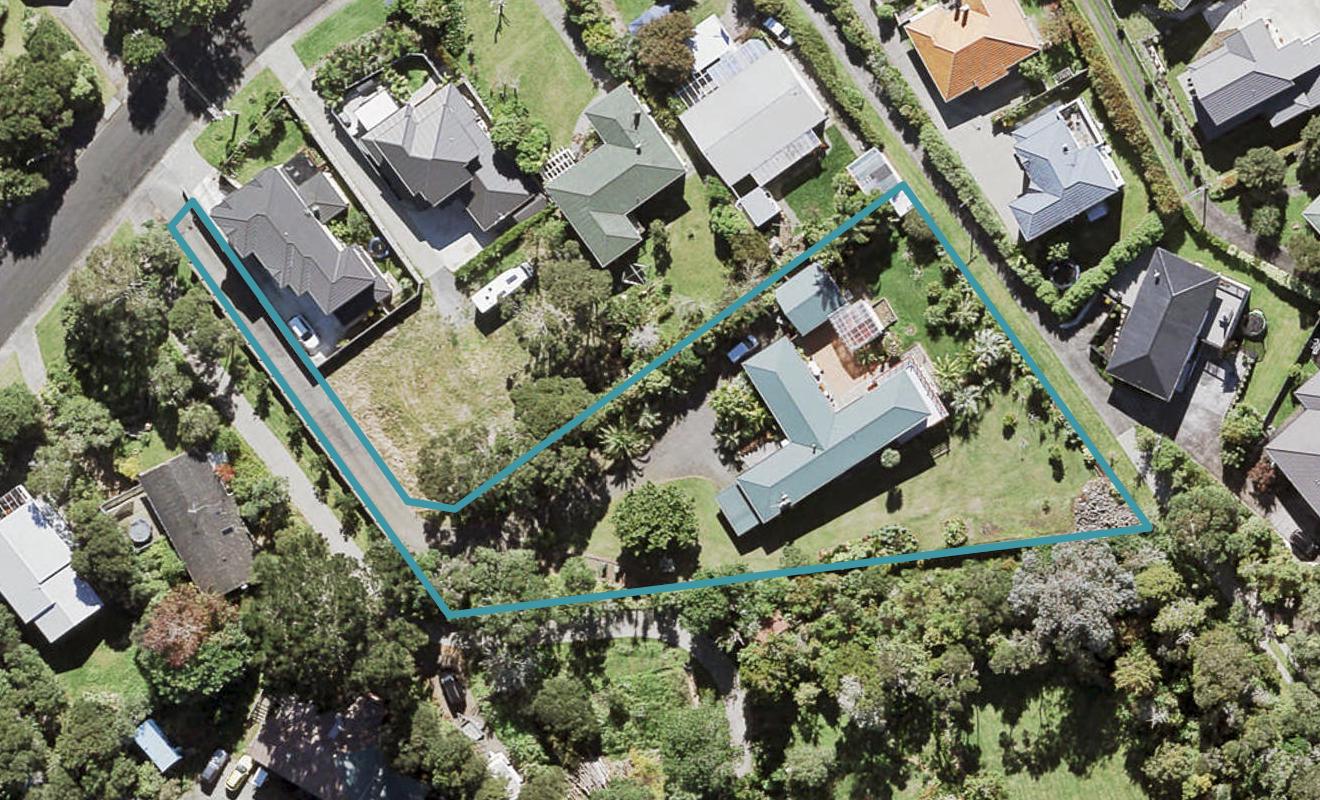 172 Cliff View Drive, Green Bay, Auckland - Carousel 1
