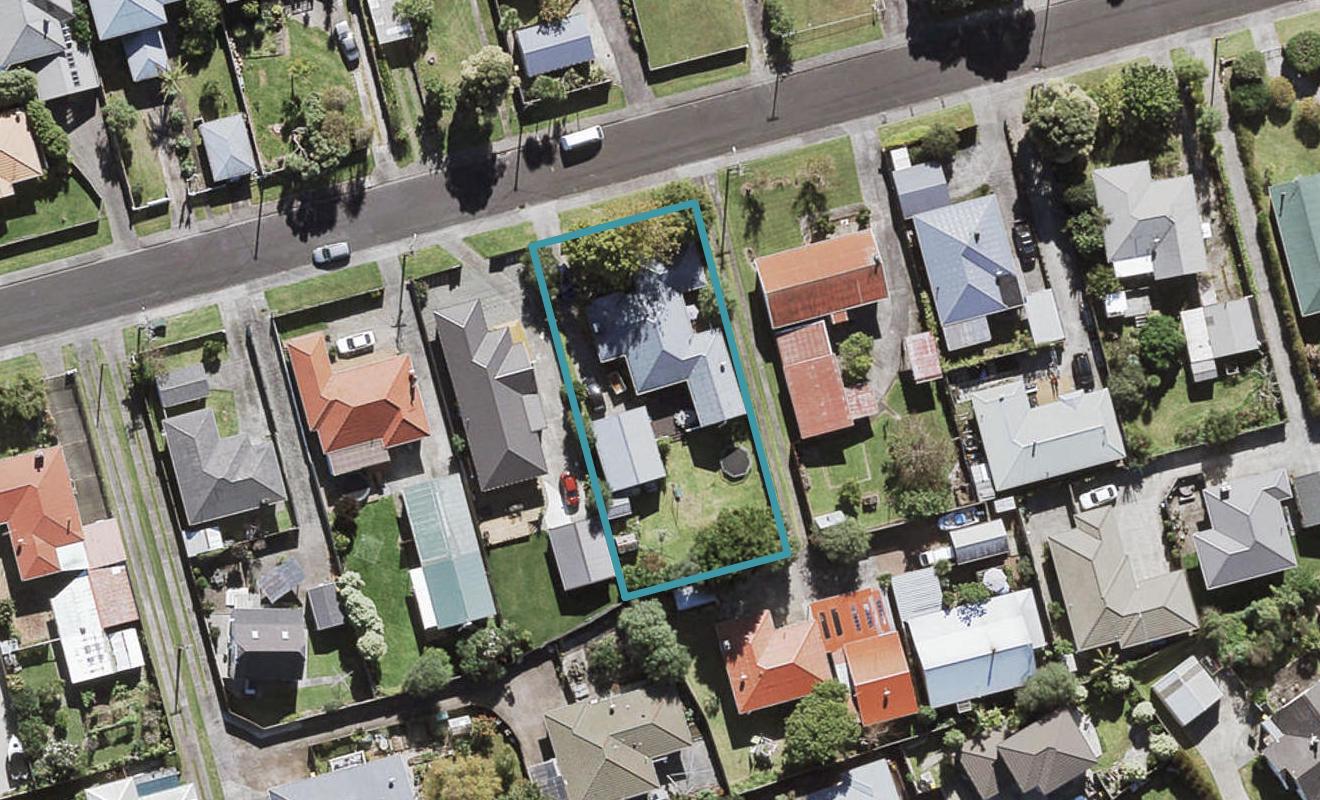 17 Coniston Avenue, Te Atatu South, Auckland - Carousel 1