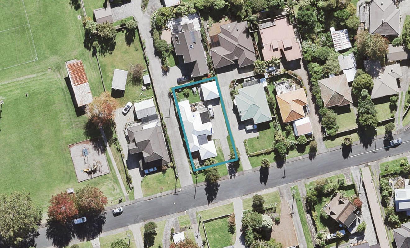 17 Cliff View Drive, Green Bay, Auckland - Carousel 1