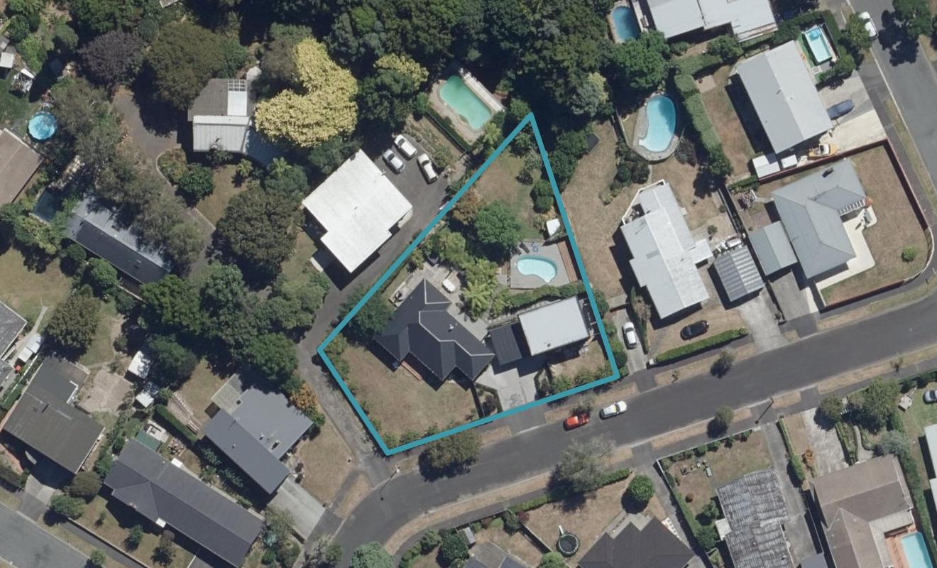 11 Clements Crescent, Queenwood, Hamilton - Carousel 1