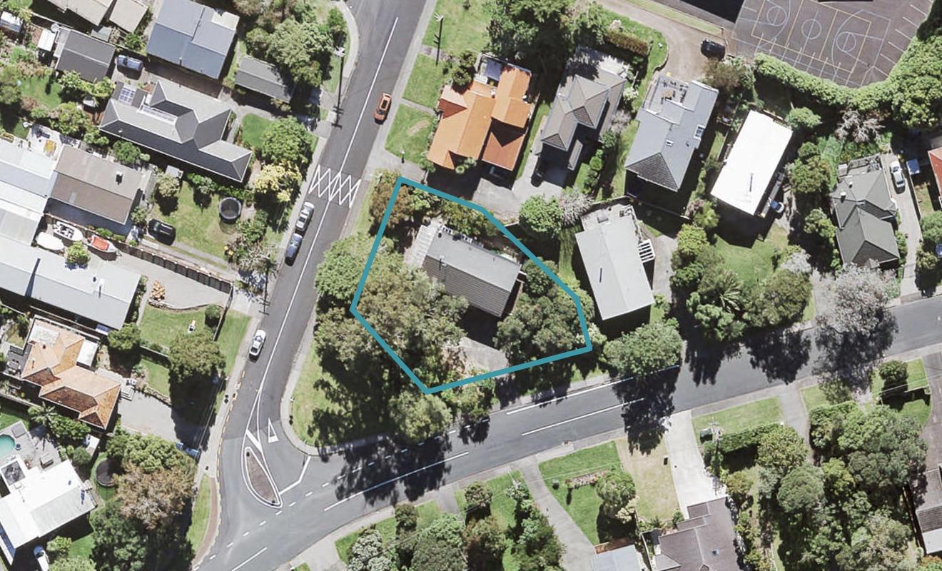 49 Cliff View Drive, Green Bay, Auckland - Carousel 1