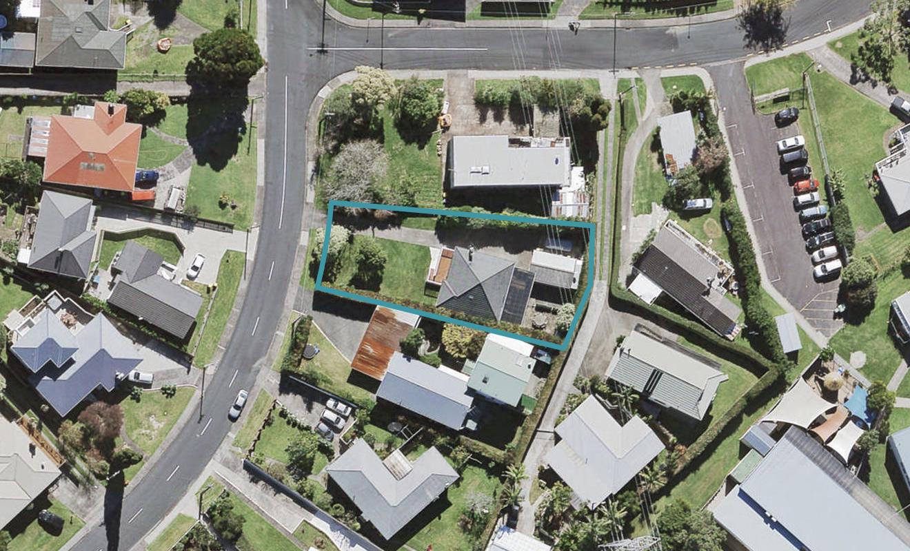 39 Tiroroa Avenue, Te Atatu South, Auckland - Carousel 1