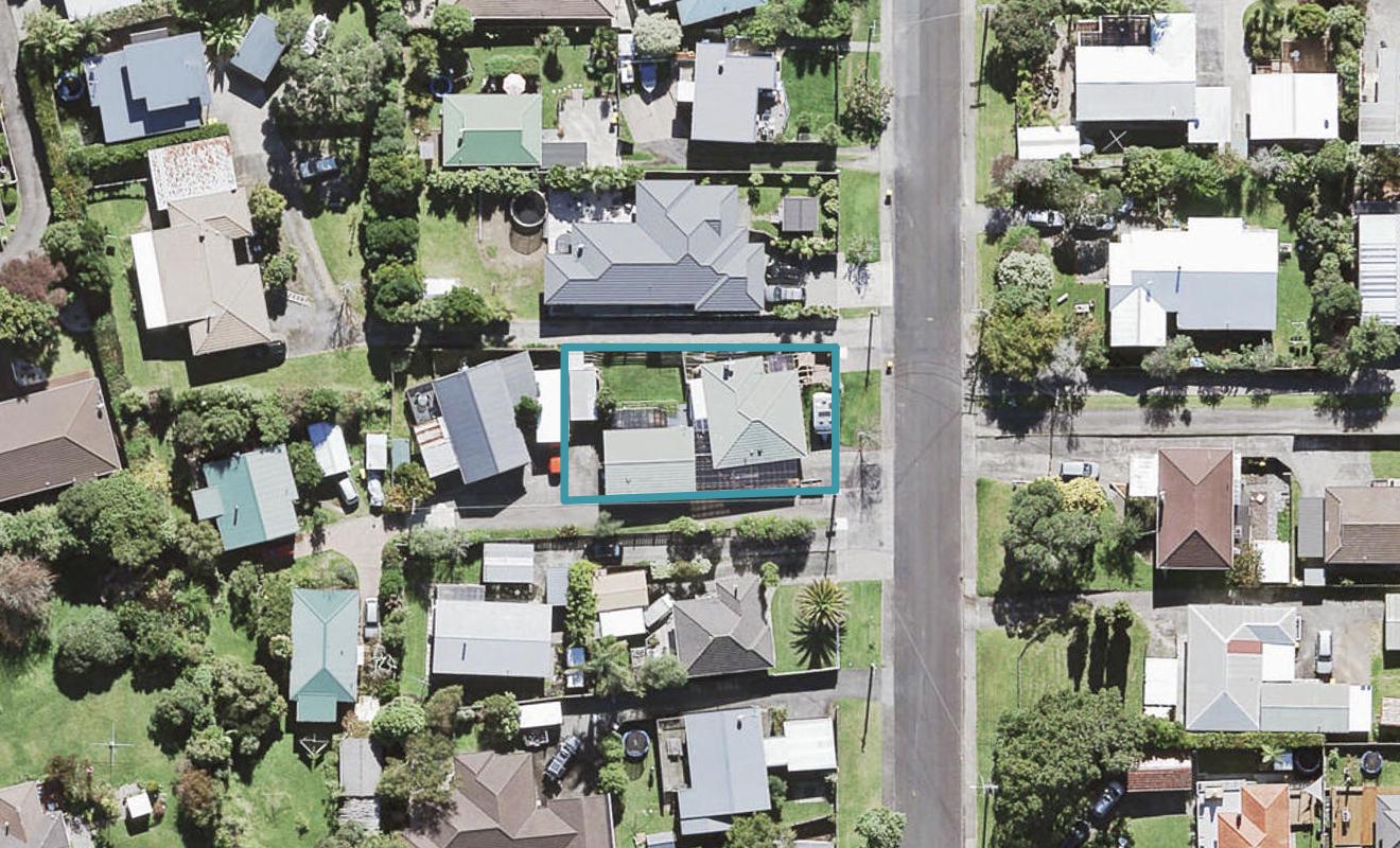 7 Bishop Street, Green Bay, Auckland - Carousel 1